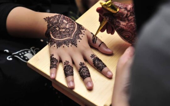 What is henna and how can it be used?